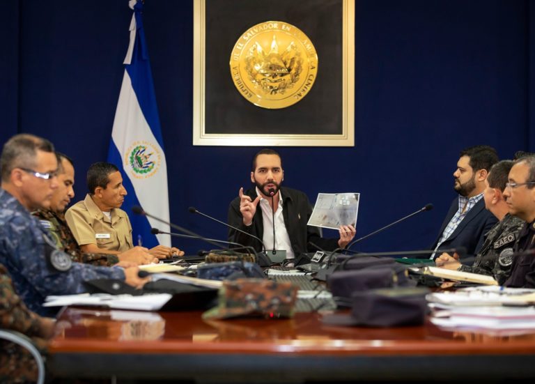 Nayib Bukele au centre d'une table ronde