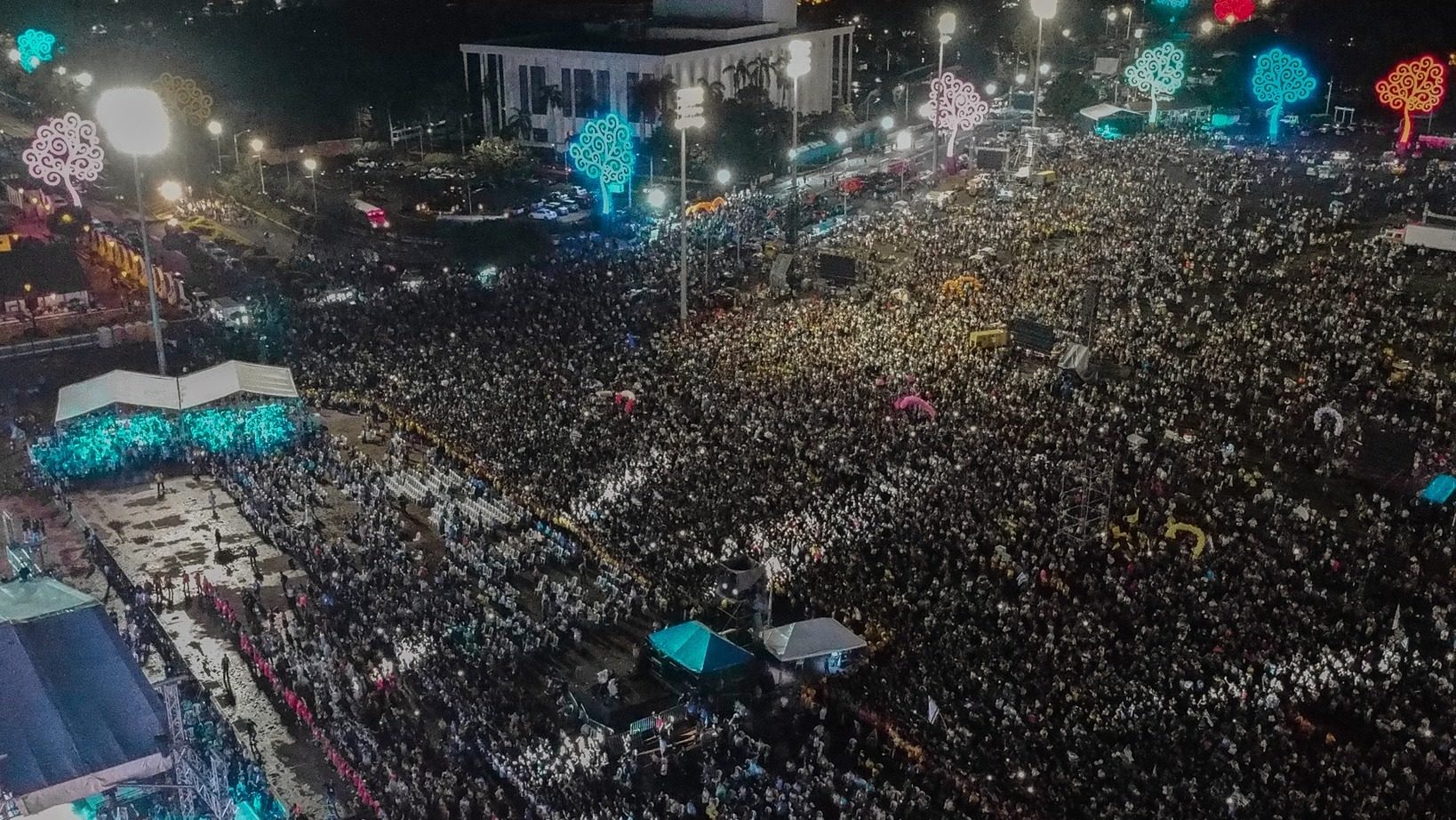 Un grand rassemblement chrétien de nuit, au Nicaragua.
