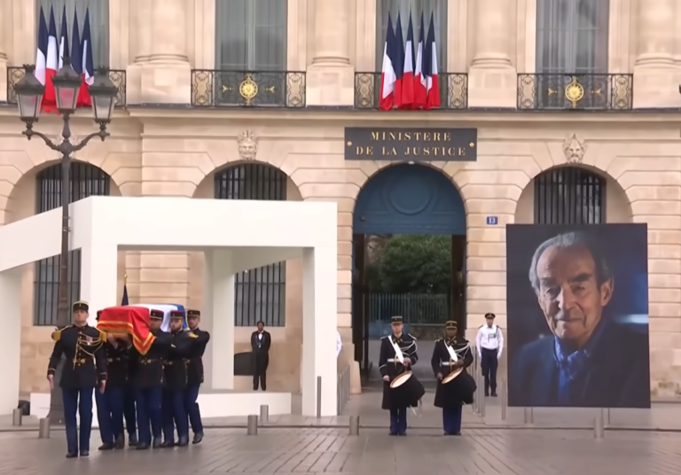 Le cercueil de Robert Badinter est porté place Vendôme devant le ministère de la Justice lors de la cérémonie d'hommage national du 14 février