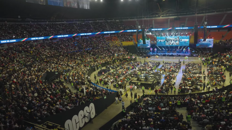 Le Palacio de los Deportes, à Mexico, rempli de monde durant le festival Esperanza CDMX