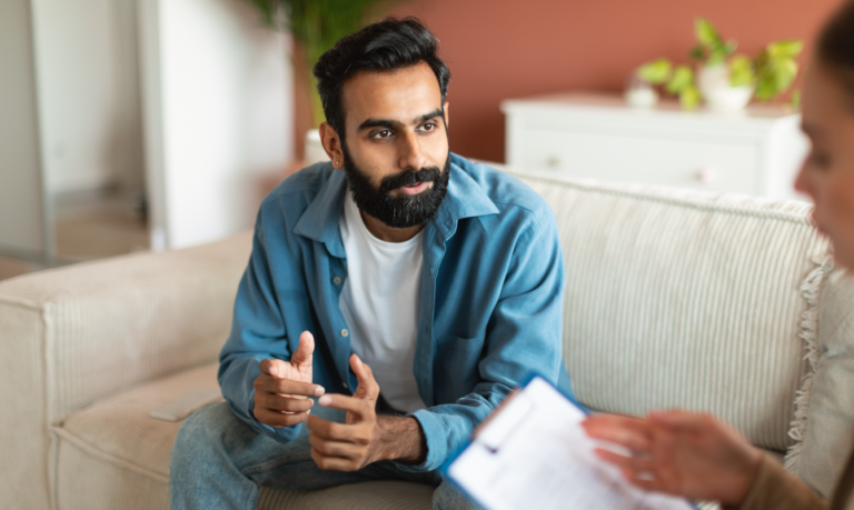 Un homme d'origine arabe s'exprime durant une consultation en psychologie