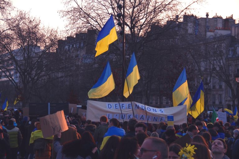 Une manifestation de soutien à l'Ukraine avec des drapeaux bleu et jaune