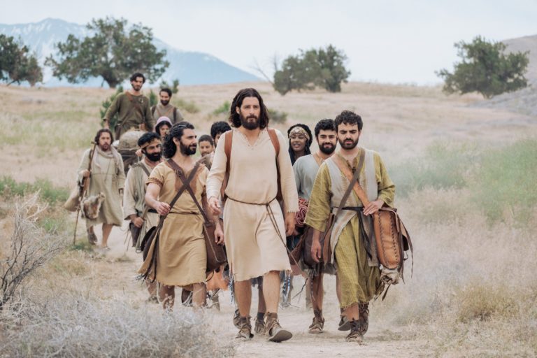 Jésus marche avec ses disciples sur un chemin. Image tirée de la série The Chosen