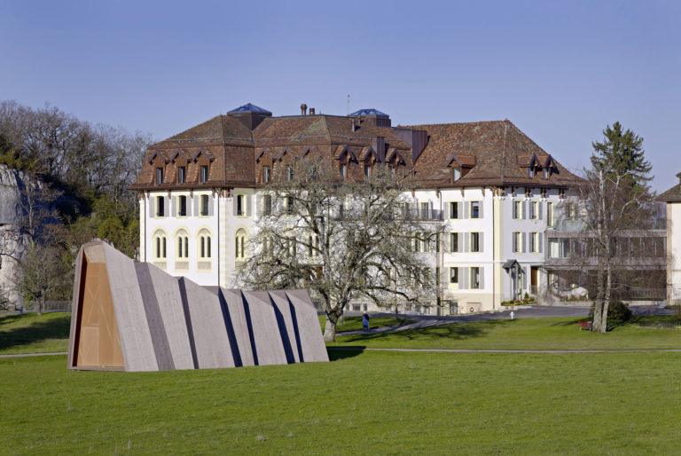 Le bâtiment principal de la communauté de Saint-Loup. Il s'agit d'une immense maison à quatre étages, au milieu de la verdure.