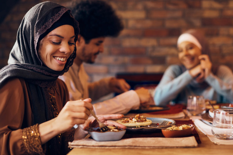 un repas entre musulmans