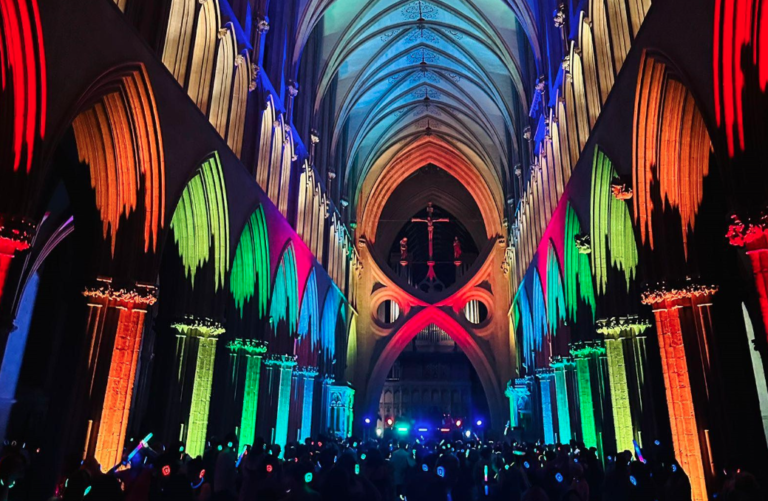 l'intérieur de la wells cathédrale au Royaume-uni accueillant une discothèque silencieuse