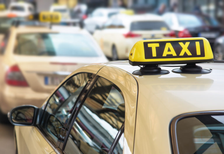 Le haut d'un taxi jaune dans une file de taxi