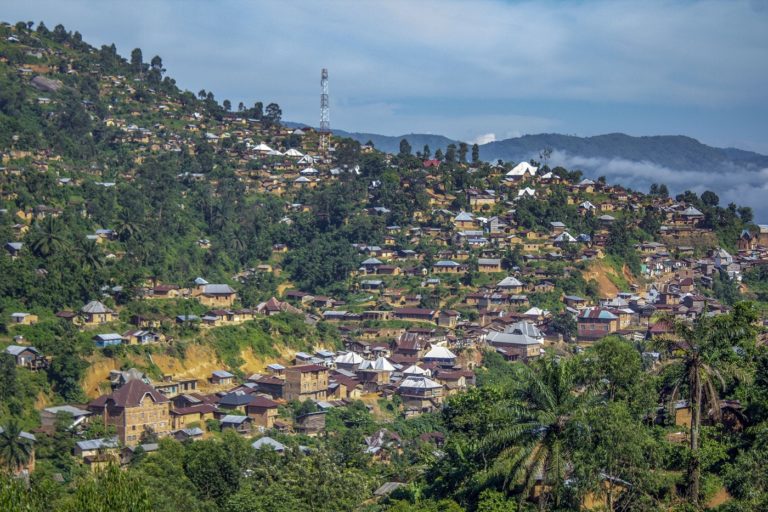 Vue aérienne d'un village de République démocratique du Congo
