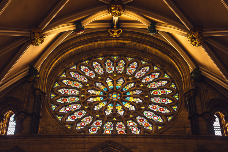 Vitrail médiéval représentant des scènes de la vie et du martyre de saint Étienne à l’intérieur de la cathédrale de York Minster à York, Angleterre