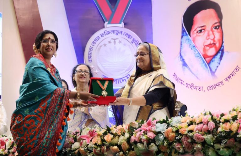 La chanteuse Anima Mukti a reçu un prix des mains de la Première ministre Sheikh Hasina le 8 août 2023