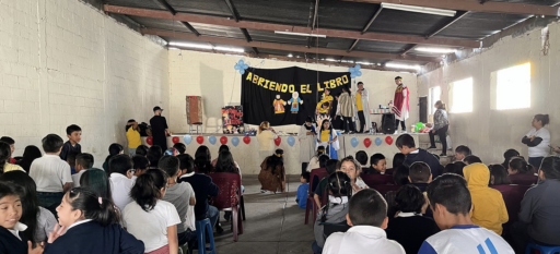 Des enfants guatémaltèques assistent à un cours "Open the Book"