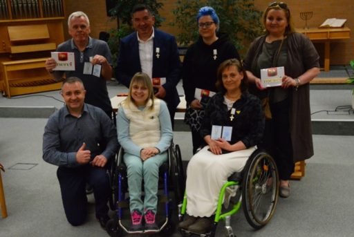 Des personnes valides et handicapées lors de la cérémonie de la remise de la Croix blanche ukrainienne