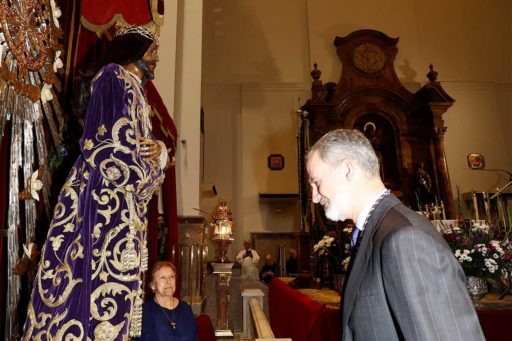 Felipe VI devant la statue du Christ de Medinaceli