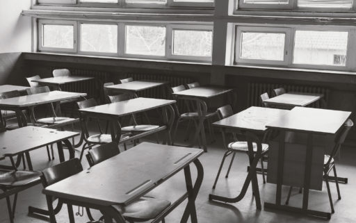 Photo en noir et blanc d'une salle de classe vide