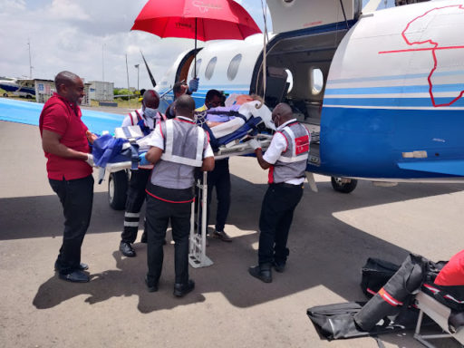 Alors que Joële est alitée, elle est transférée dans un avion qui l'emmène à Dar es Salam
