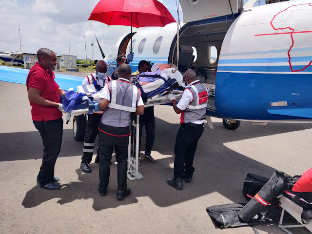 Alors que Joële est alitée, elle est transférée dans un avion qui l'emmène à Dar es Salam