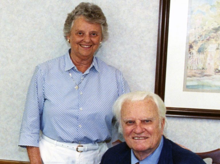 Jean Graham Ford debout et Billy Graham assis sur une photo d'archives de 2003