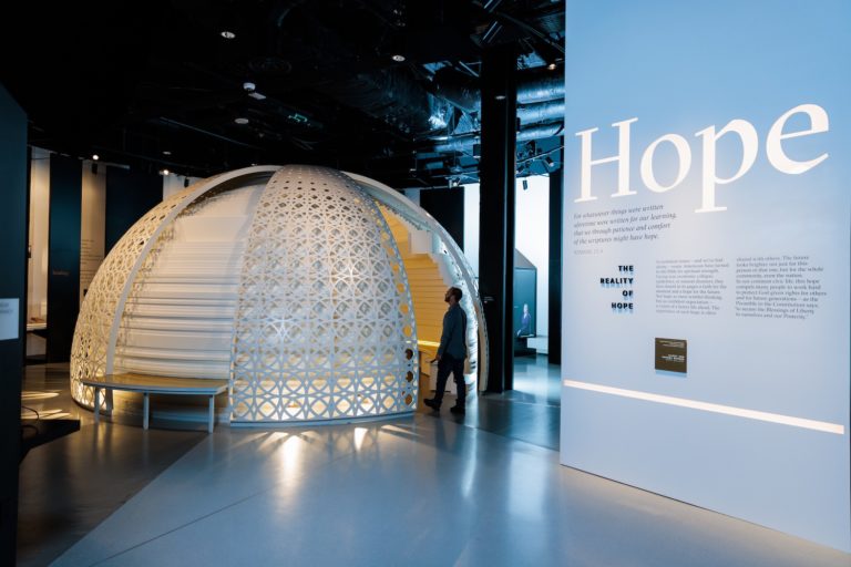 Vue de l'intérieur du musée Faith and Liberty Discovery Center avec une salle immersive en forme de coupole