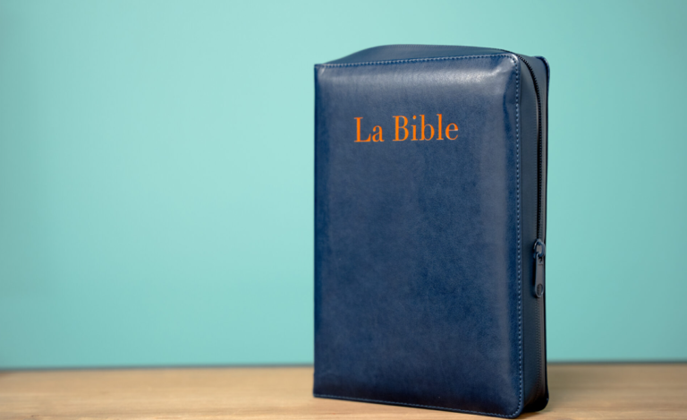 Photo d'une bible de la rue. L'intérieur est protégé par une couverture qui se zippe