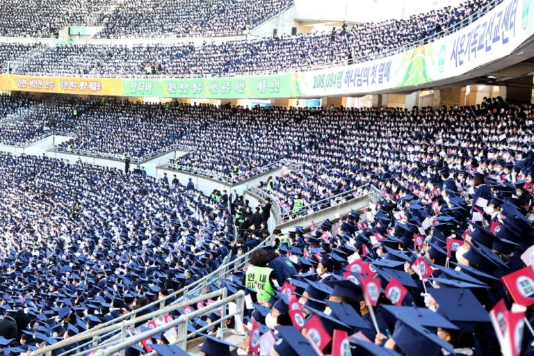 Les tribunes d'un stade rempli par des étudiants de l'institut de formation Shincheonji en Corée du Sud