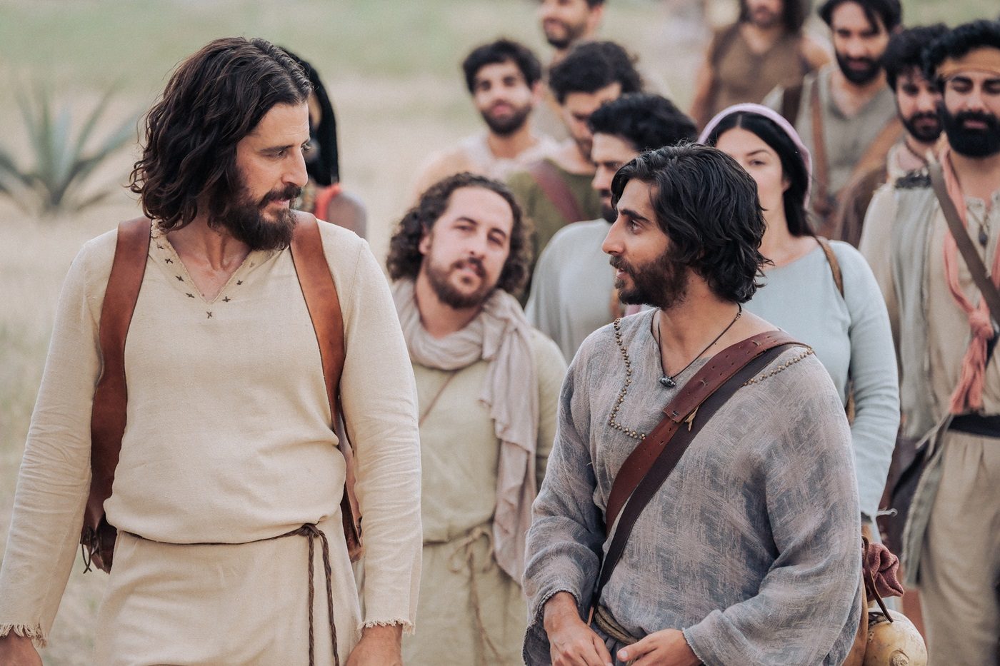Image tirée de la saison 4 de la saison The Chosen. On y voit Jonathan Roumie (dans le rôle de Jésus) discuter tout en marchant avec ses apôtres
