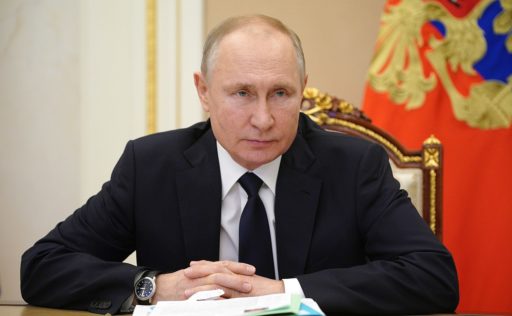 Vladimir Poutine à son bureau