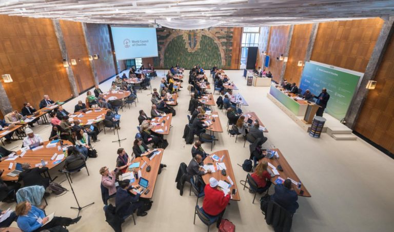 Une centaine de personnes sont réunies dans une salle du COE, face à un petit panel d'experts