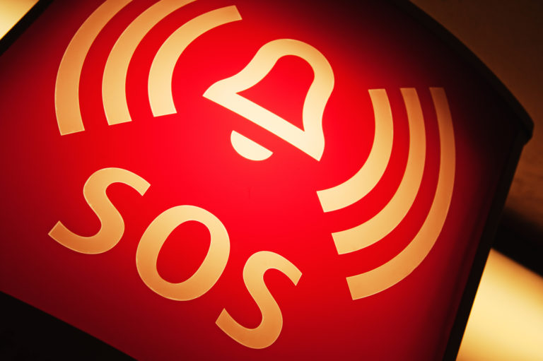 Une enseigne éclairée rouge vif marquée "SOS"