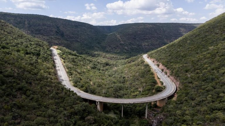 Vue aérienne du pont duquel le bus est tombé