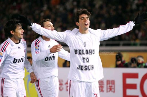 Photo d'archives où le footballeur Kaka a enlevé son maillot du Milan AC et arbore un t-shirt "I belong to Jesus" (J'appartiens à Jésus)