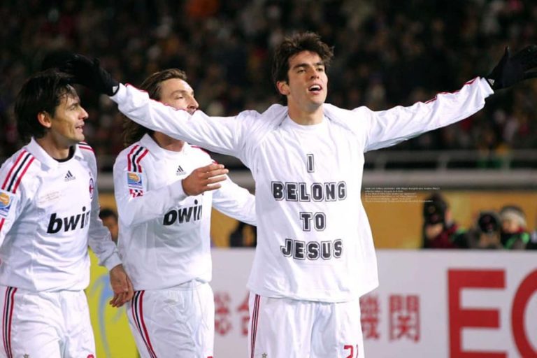 Photo d'archives où le footballeur Kaka a enlevé son maillot du Milan AC et arbore un t-shirt "I belong to Jesus" (J'appartiens à Jésus)