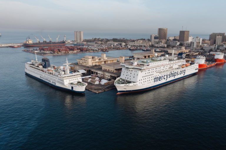 Vue aérienne de deux navires de la flotte Mercy Ships dans un port