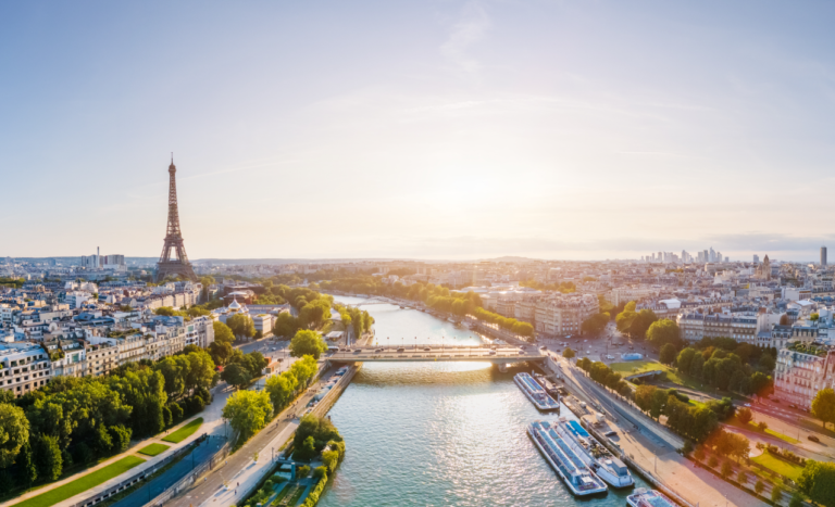 Vue aérienne de la Seine et de la tour Eiffel