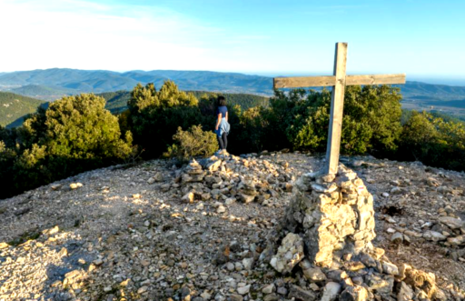La croix en bois du Pilon Saint-Clément sur un petit plateau rocheux
