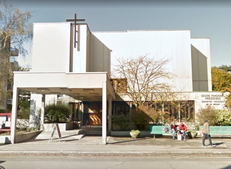 Image de la façade du temple de la Servette de Genève, vue de la rue