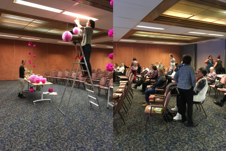 Photo montage de deux images. A gauche, une dame accroche des pompons qui pendent du plafond, tandis qu'une autre est affairée sur une table. A droite, des femmes de tous âges sont assises sur des rangées de chaises.