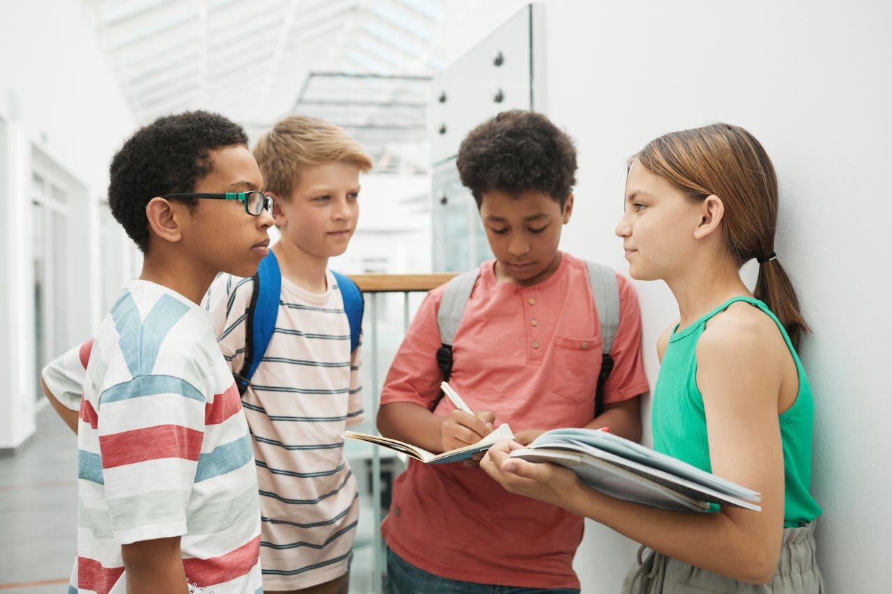 Quelques enfants discutent dans un couloir d'école