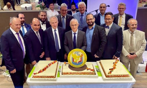 Trois gâteaux d'anniversaire sont disposés devant les représentants des Eglises évangéliques arméniennes en France