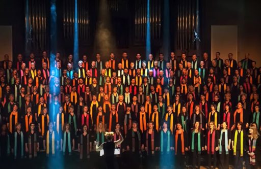 Cent quarante choristes de la chorale gospel La Rochette et leur chef de chœur