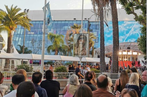 Des gens ont le regard tourné vers les marches du Festival de Cannes et son célèbre tapis rouge