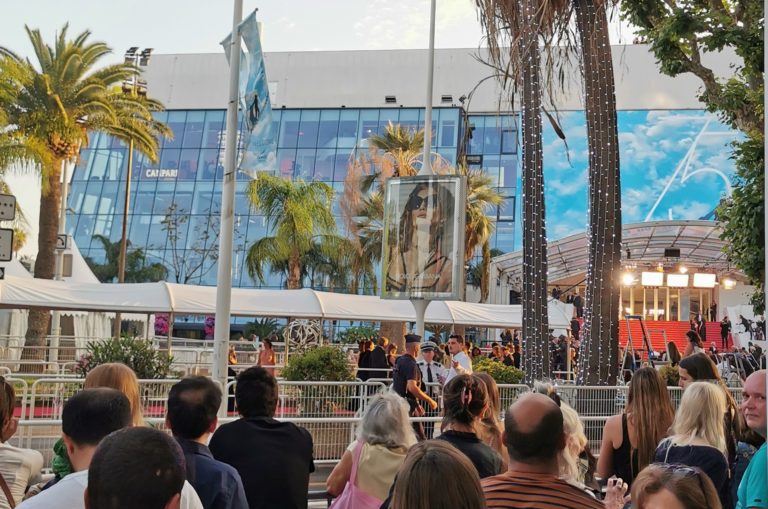 Des gens ont le regard tourné vers les marches du Festival de Cannes et son célèbre tapis rouge