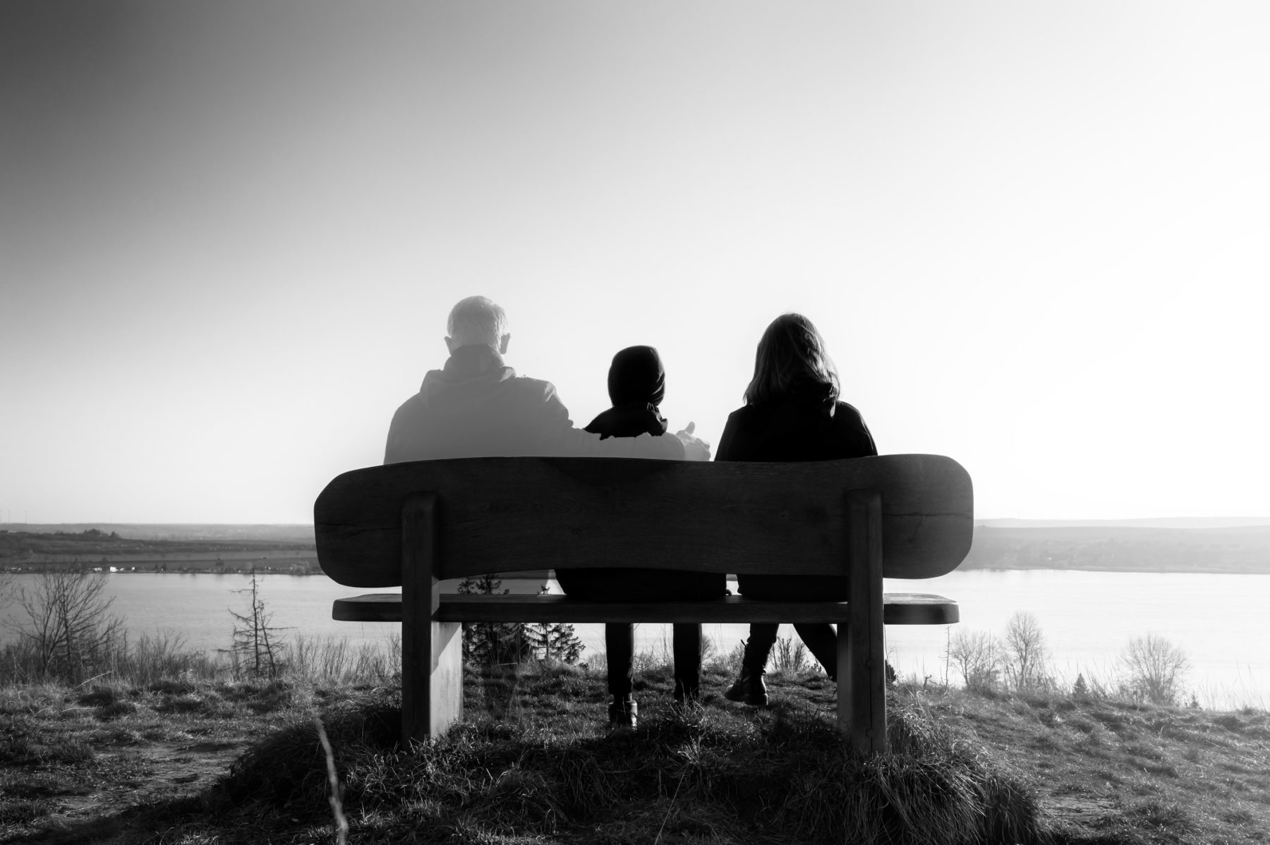 famille sur un banc, le père est transparent