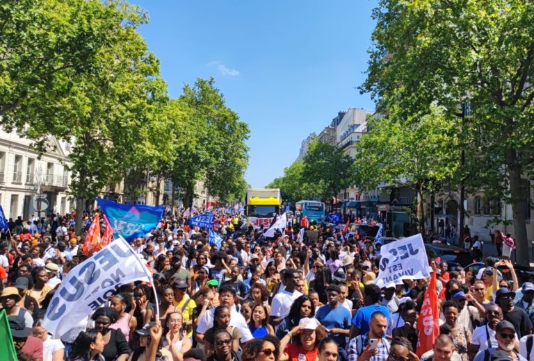 Des croyants marchent dans les rues de Paris en 2023 avec des pancartes "Jésus est vivant"