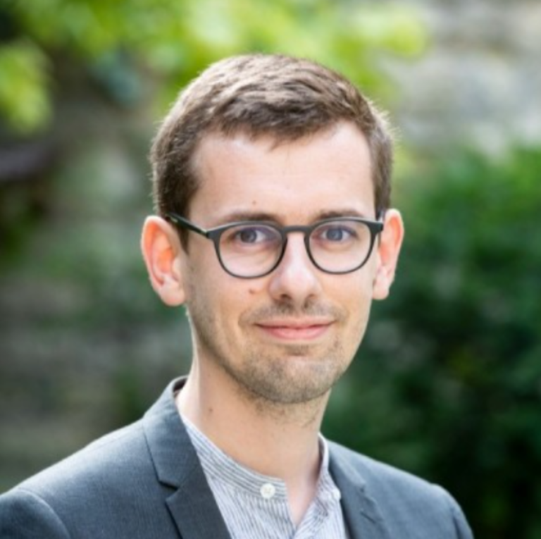 Alexis Guerit semble avoir une trentaine d'années