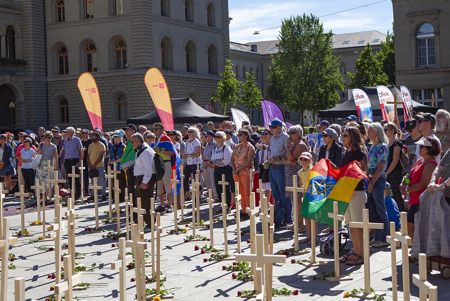 Des croix en bois et des roses au sol symbolisent les victimes de la persécution des chrétiens dans le monde