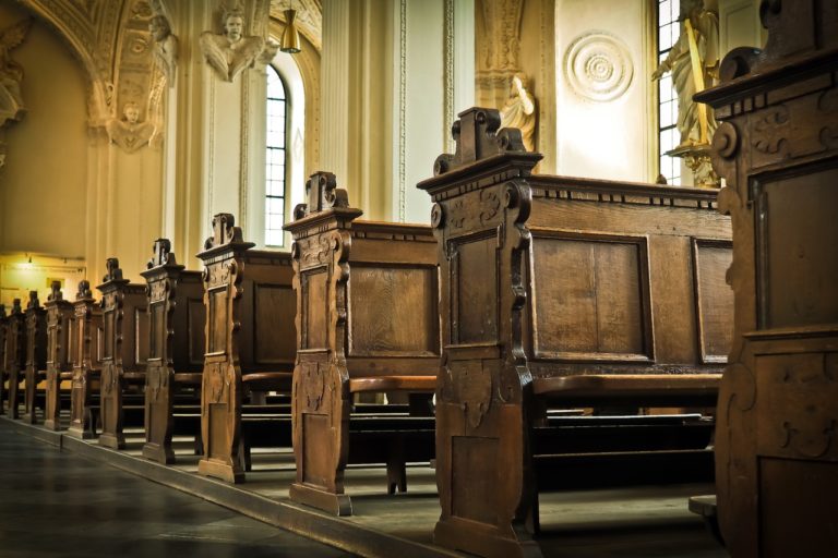 Bancs d'une église catholique