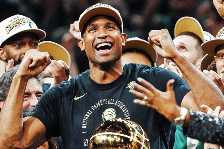 Al Horford les poings vers le ciel pose avec les fans et le trophée NBA