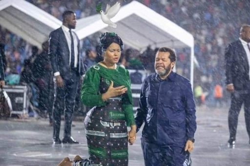 Blanche et Marcello Tunasi à genoux sous la pluie. Un emoji d'une colombe est posé sur la tête de Blanche, décédée le 12 juin