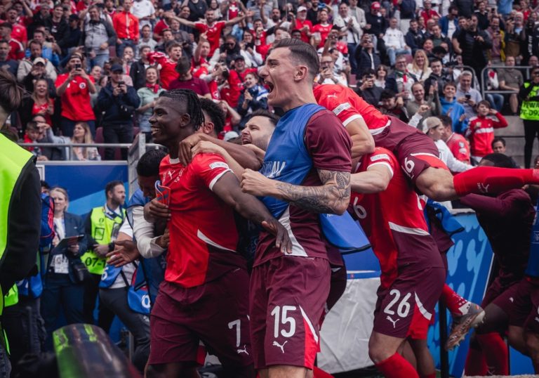 Breel Embolo célèbre son but contre la Hongrie, avec ses coéquipiers derrière lui, face au public du stade de Cologne