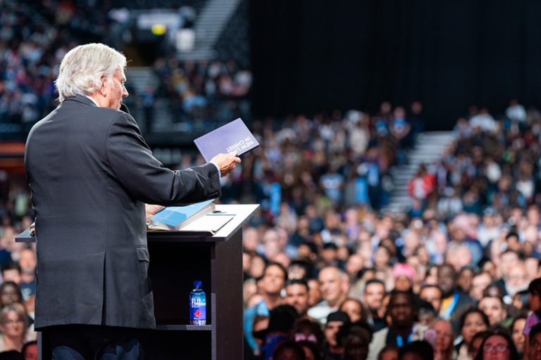 Franklin Graham de dos en train de prêcher face à des milliers de personnes à Birmingham (Royaume-Uni)